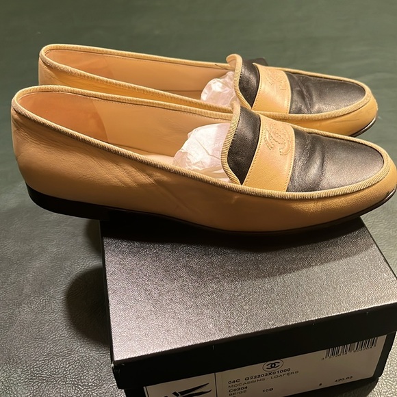 Chanel loafers size 7 original box and dust bags included. Good condition - Picture 3 of 4